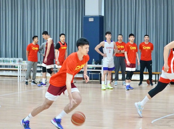 刻苦训练篮球时如何避免受伤的建议_0